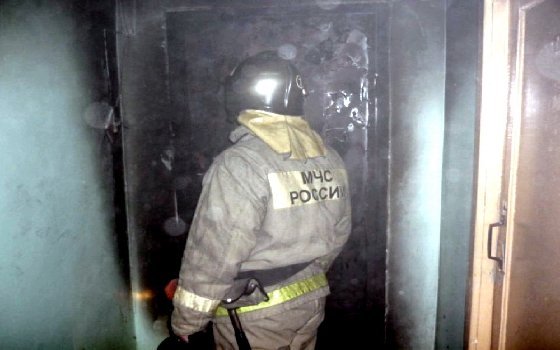 Поздно вечером в Смоленске загорелась дверь квартиры 