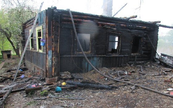 Двух человек госпитализировали после пожара в смоленской деревне 