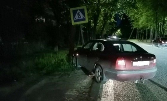 В вечернем ДТП в Ярцево водитель получил ранения 