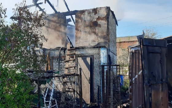 Пожар уничтожил второй этаж дачи и гараж в Вязьме 