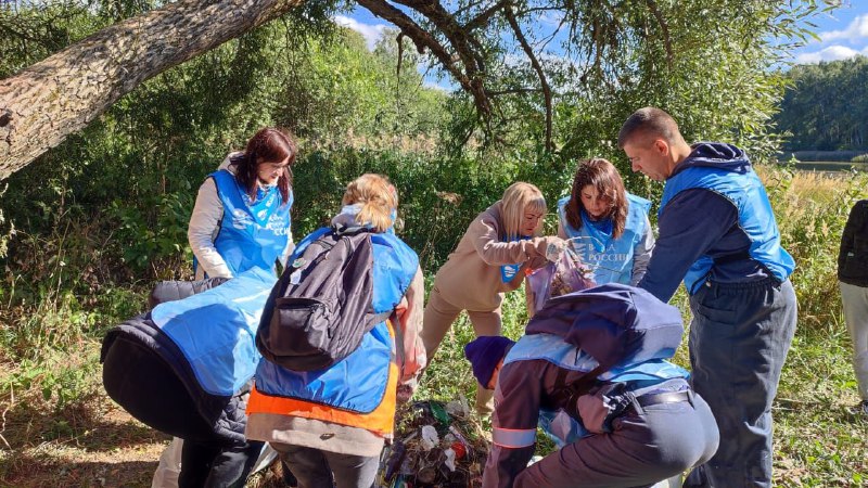 Более 50 мешков мусора собрали волонтеры-железнодорожники МЖД во время экологической акции на озере Ключевое в Смоленской области 