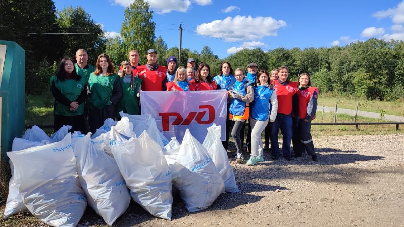 Более 50 мешков мусора собрали волонтеры-железнодорожники МЖД во время экологической акции на озере Ключевое в Смоленской области 
