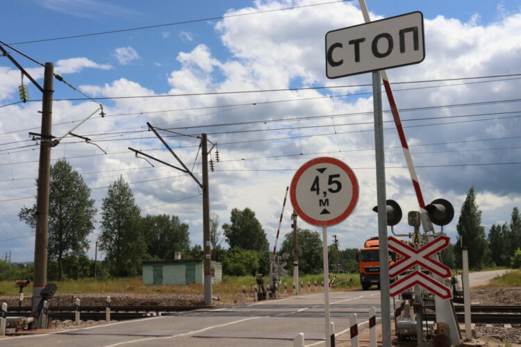 Движение автомобилей через железнодорожный переезд около станции Издешково в Смоленской области будет осуществляться по одной полосе на время ремонта 19-23 сентября 