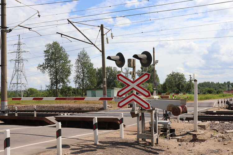 Движение автомобилей через железнодорожный переезд около станции Издешково в Смоленской области будет осуществляться по одной полосе на время ремонта 14-16 сентября 