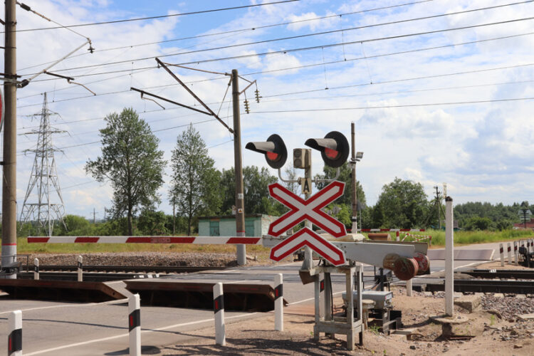 Движение автомобилей через железнодорожный переезд около станции Издешково в Смоленской области будет осуществляться по одной полосе на время ремонта 26-28 сентября 