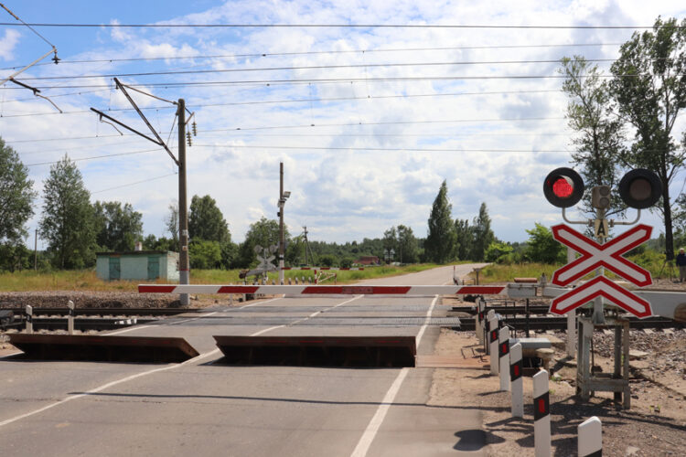Движение автомобилей через железнодорожный переезд около станции Издешково в Смоленской области будет осуществляться по одной полосе на время ремонта 6-8 сентября 