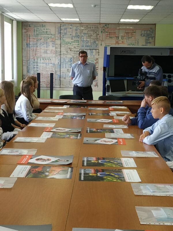 В День знаний железнодорожники провели для школьников Смоленской области открытые уроки безопасности 