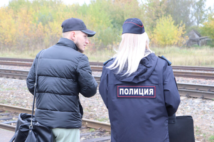 Железнодорожники обновили пешеходный переход в поселке Гнездово в Смоленской области 