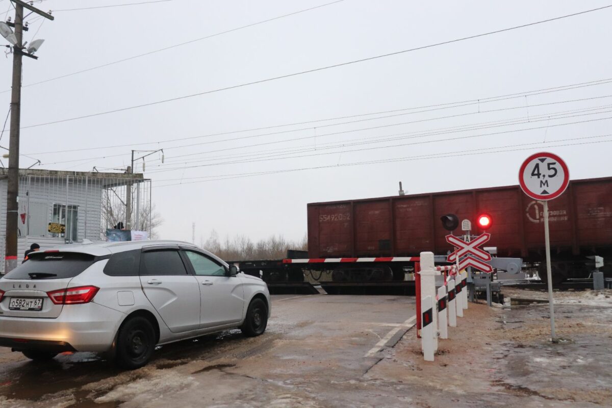 Смоленские железнодорожники напомнили водителям о последствиях нарушения ПДД на переездах 