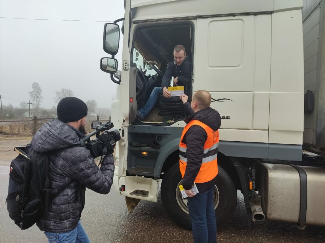 Железнодорожники предупредили автомобилистов на переезде в Ельне Смоленской области о необходимости соблюдения ПДД 
