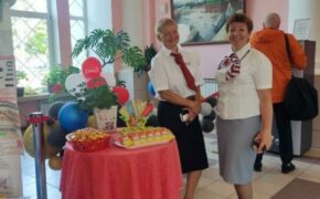 Железнодорожники поздравили юных пассажиров в честь Дня защиты детей на вокзалах в Смоленской области