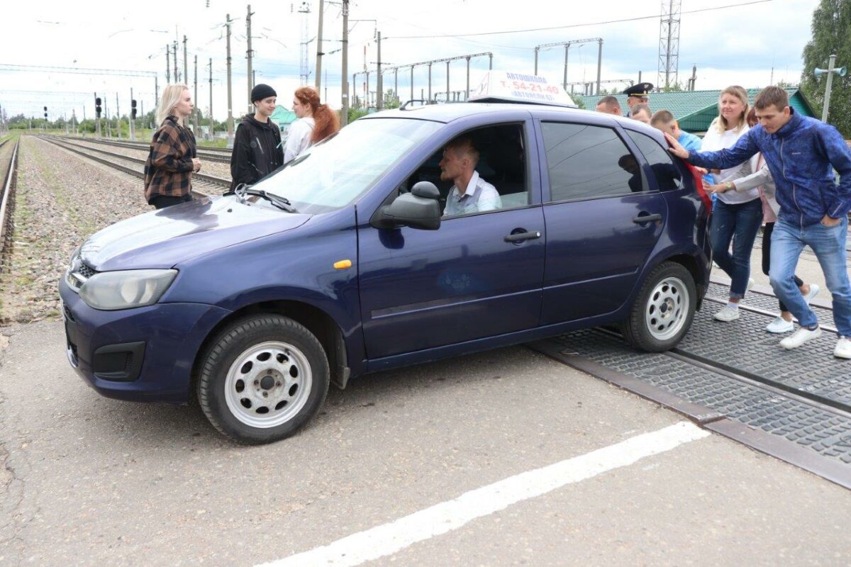 Смоленские железнодорожники напомнили будущим водителям о последствиях нарушений ПДД на переездах 
