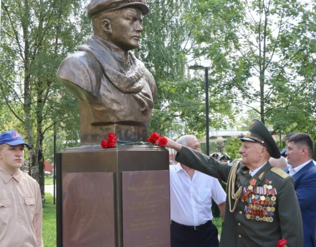 В Смоленске открыли памятник Михаилу Ефимову 
