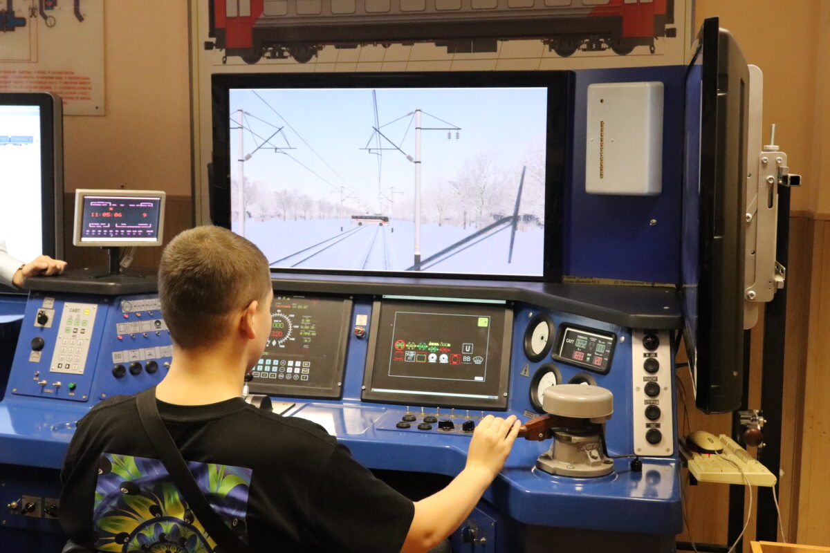 Обзорную экскурсию по железнодорожным предприятиям провели для воспитанников социальных учреждений Смоленской области 