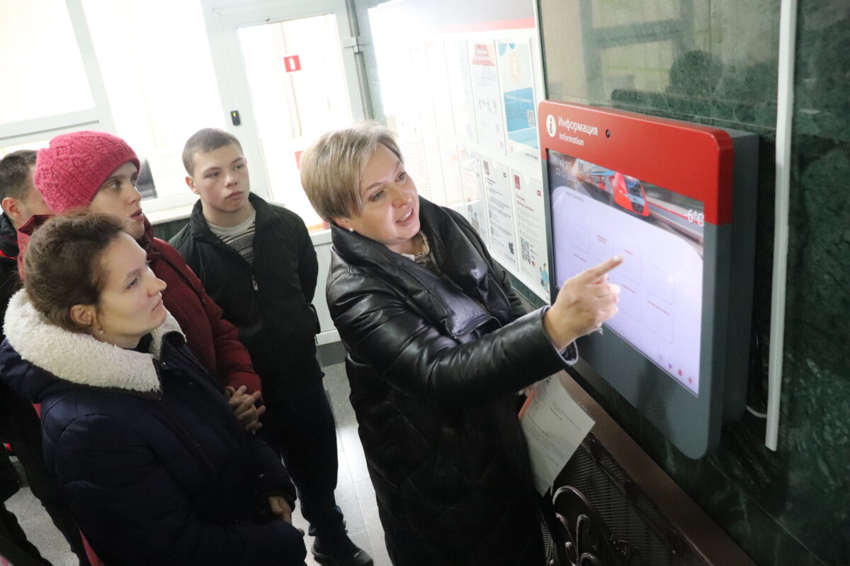 Железнодорожники провели экскурсию для воспитанников реабилитационного центра «Вишенки» на вокзале Смоленск 