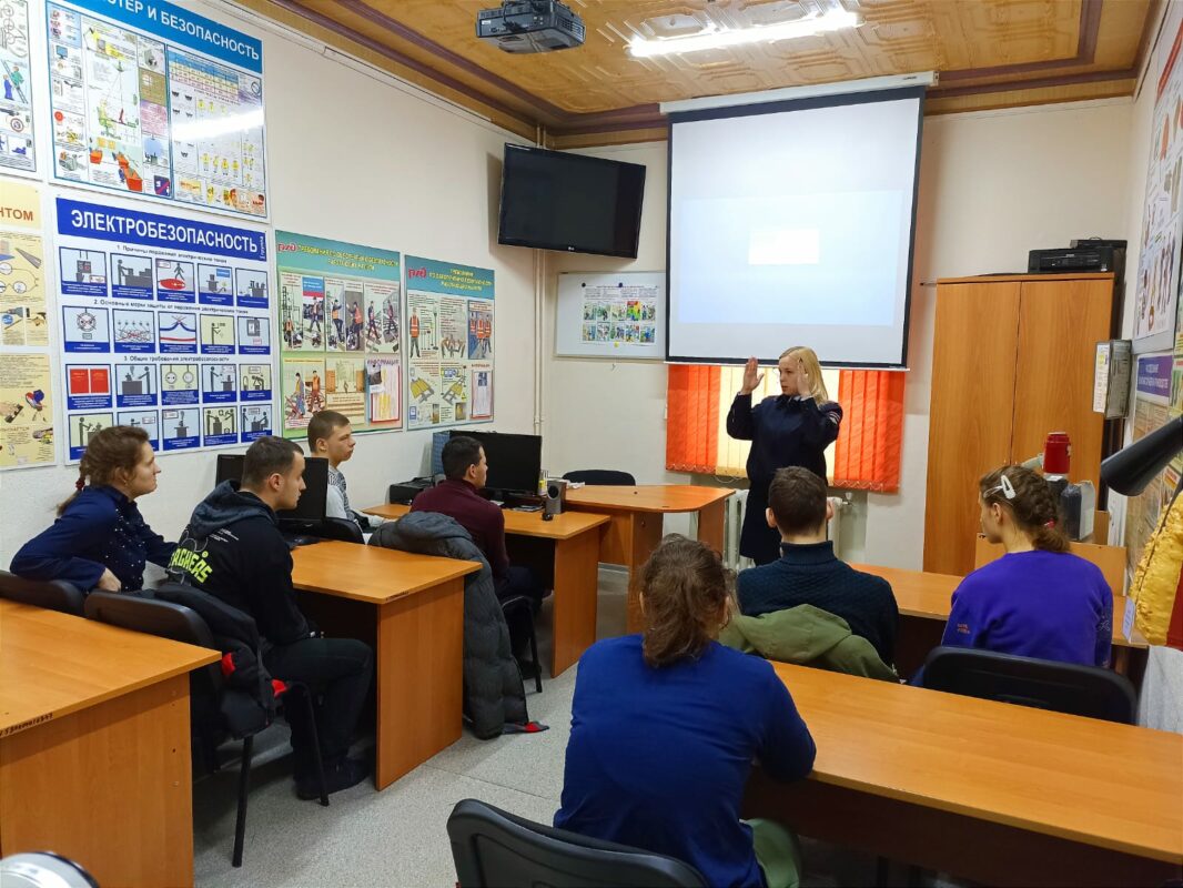 Железнодорожники провели экскурсию для воспитанников реабилитационного центра «Вишенки» на вокзале Смоленск 