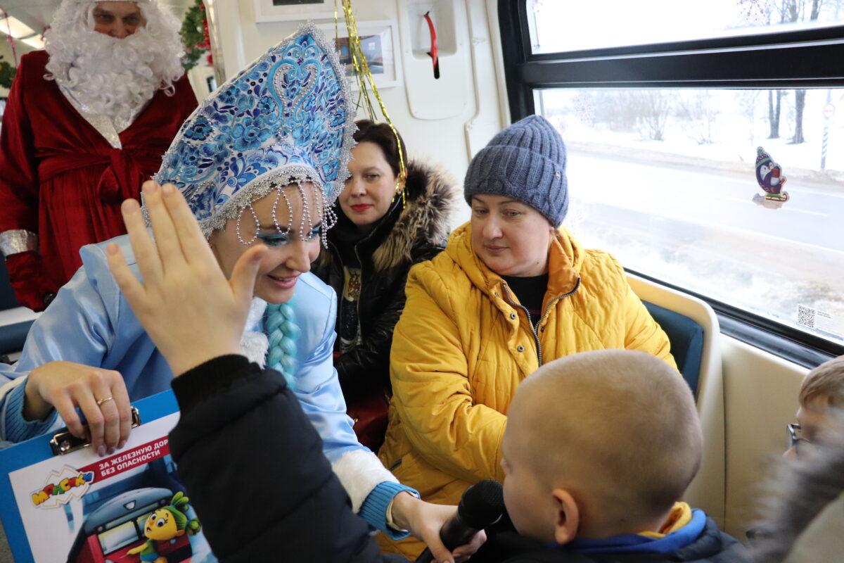Железнодорожники организовали для юных смолян обзорную экскурсию на новогоднем поезде 