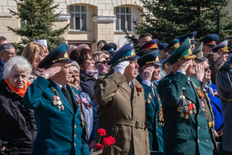 Парадным маршем 