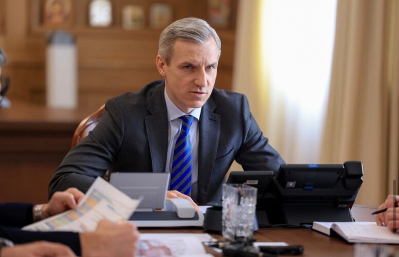 Личным примером 